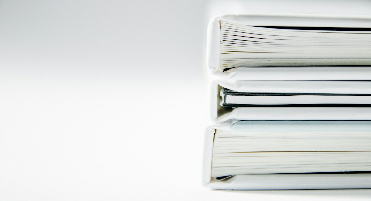 Volumi impilati, immagine illustrativa dell’archiviazione documentale del marchio