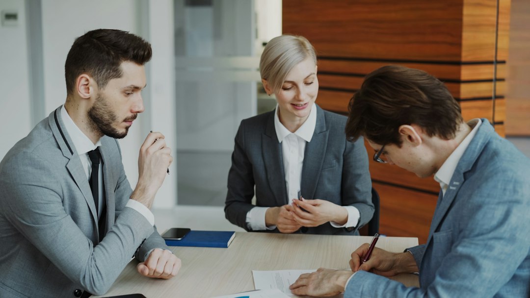 Professionisti e avvocato esaminano un contratto di cessione del marchio