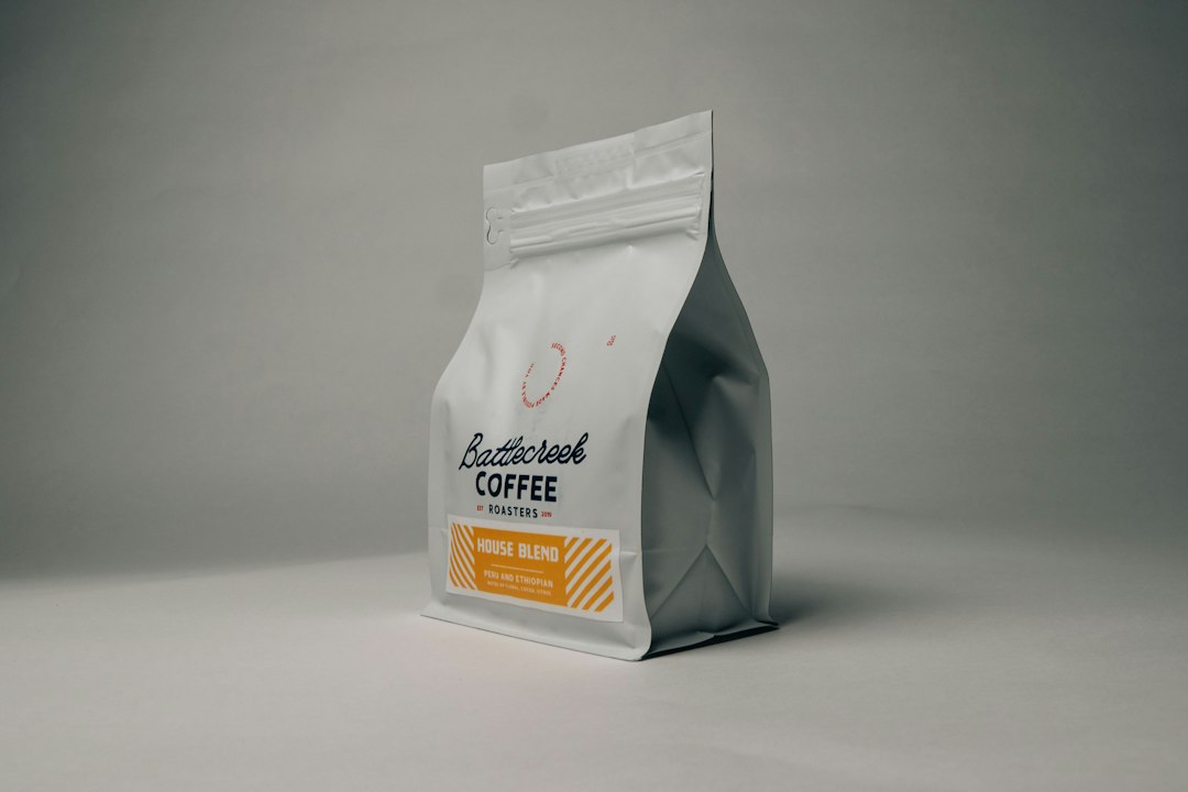 Confezione di caffè con marchio e descrizione del prodotto visibili sull’etichetta