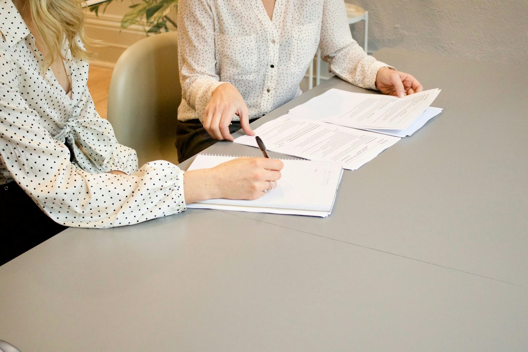 Due professioniste confrontano la decisione contestata e i motivi di ricorso EUIPO