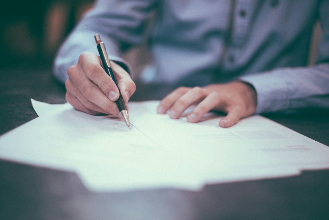 Contratto e firma per licenza di marchio