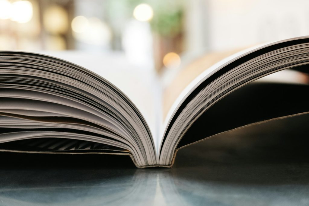 Libro di consultazione aperto su una superficie di lavoro