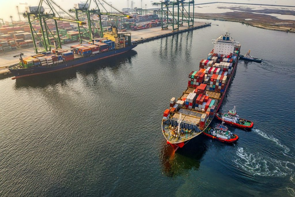 Nave portacontainer in navigazione per l’esportazione di prodotti marchiati