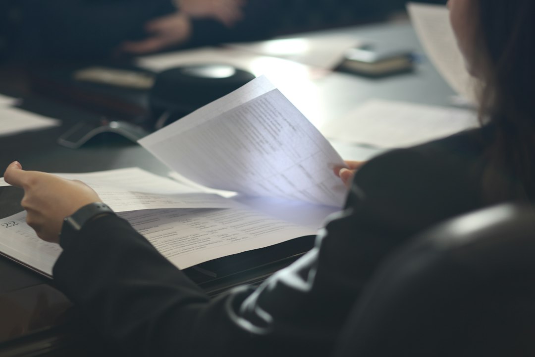 Professionista esamina una decisione EUIPO e i documenti del fascicolo per preparare il ricorso