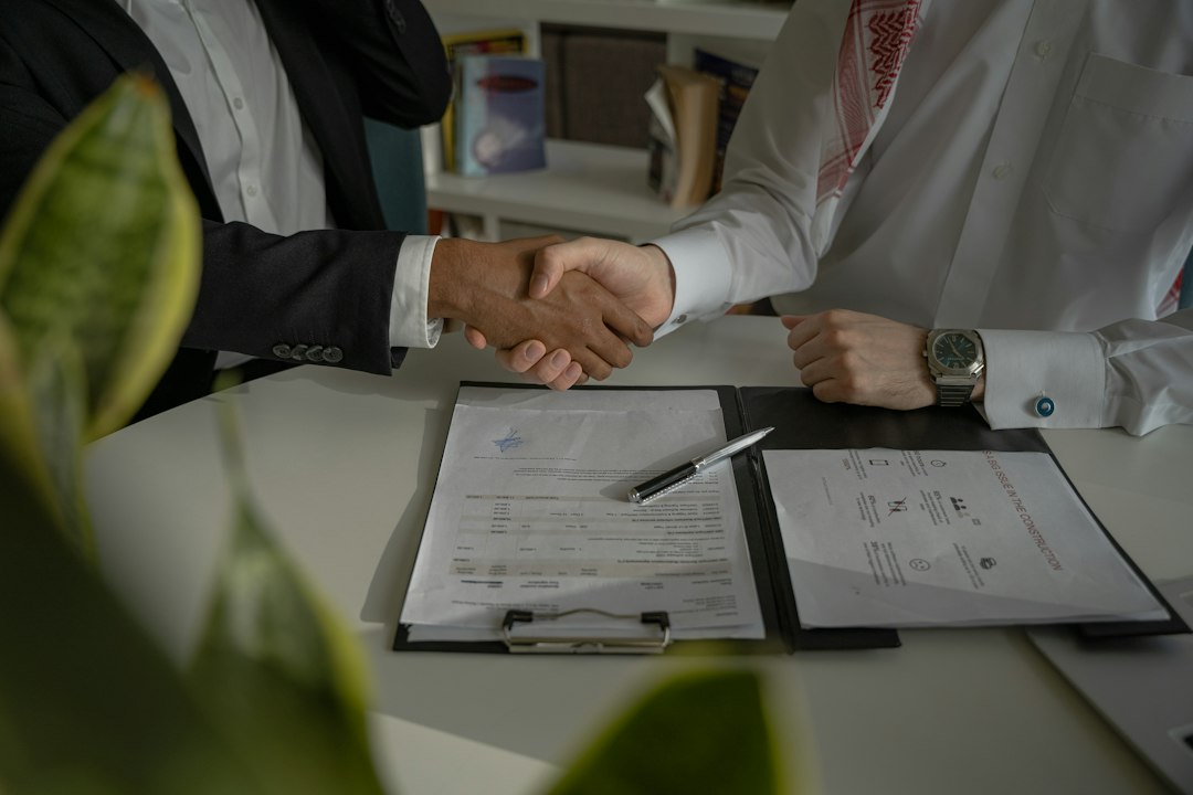 Partner aziendali riuniti per definire uso, licenze e rinnovo di un marchio in comproprietà