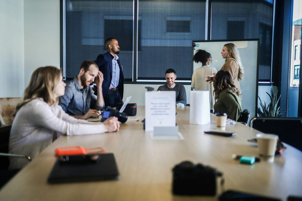 Professionisti valutano un alert di sorveglianza relativo a un marchio