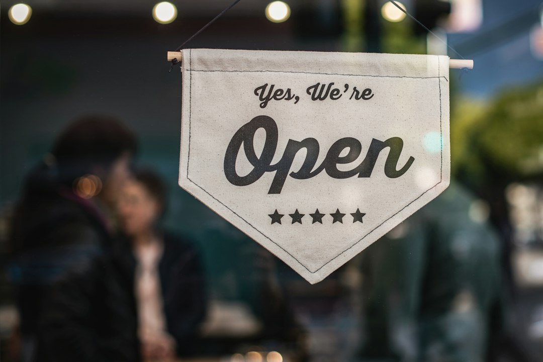 Cartello di apertura davanti a un esercizio commerciale