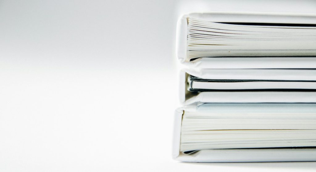 Pila di cartelle e fascicoli per l’archiviazione dei documenti